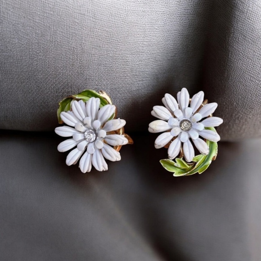 Vintage flowers crown Trifari earrings
